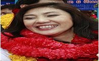 泰 첫 여성 총리 '잉럭', 당선 확정…선거법 위반 근거 부족