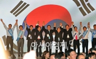 [포토] 손 흔드는 한나라당 지도부