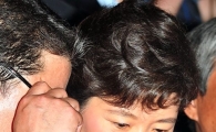 [포토] 자료 보는 박근혜 전 대표