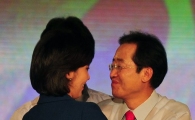 [포토] 나경원 최고위원과 포옹하는 홍준표 신임대표