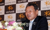 [포토]취임1주년 밝은표정의 어윤대 회장