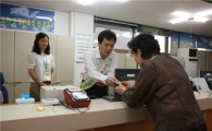 박겸수 강북구청장, '1일 동장'으로 변신 