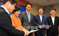 [포토] 재선 1주년 자축하는 서울시 간부들