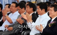 [포토]밝은표정 권도엽 장관