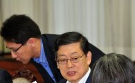 [포토] 국민권익위원장과 의견 교환하는 김황식 총리