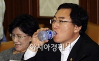 [포토]물 마시는 물가장관