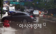 [포토] '차들은 물위에서 돌고, 시민들은 물살 헤치고..'