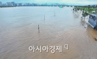 [포토]물에 잠긴 여의도 한강공원