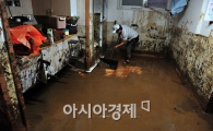 [포토] 복구작업하는 주민들