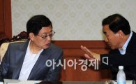 [포토] 의견교환하는 김황식 총리와 이재오 장관