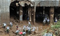 [포토]폭우 소강상태 탄력받는 복구 작업