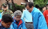 [포토]남태령 전원마을 복구하는 홍준표 대표