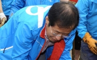 [포토]맨손으로 작업하는 홍준표