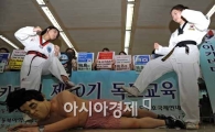 [포토] 일본 자민련 의원들 항의 퍼포먼스