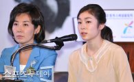 [포토] 취재진 질문에 답변하는 김연아