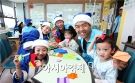 [포토]인하대 소아병동에 '파란산타'가 떴다