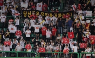 [포토] 그라운드에 투척된 팬심