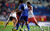 [포토] 공을 두고 벌어진 치열한 몸싸움
