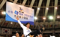 [포토] 헹가래 받는 신영철 대한항공 감독 '기분 최고!'
