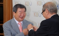 [포토] 구본능 신임 총재 ' KBO 뱃지 가슴에 달고' 