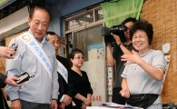 [포토]김승유 이사장, 추석 맞아 전통시장 방문