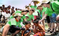 웅진·아주 임직원들, 따뜻한 출국