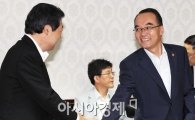 [포토] 인사하는 맹형규, 박재완 장관