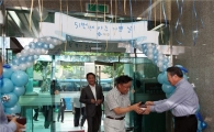 본사 로비서 기념품 나눠주는 회장님