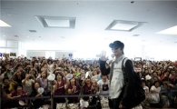 Bae Yong-joon, Kim Soo-hyun receive warm welcome in Japan