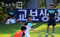 [포토] 홍명보 감독 '부상 당하지 않도록 훈련하렴'
