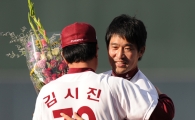 [포토] 김시진 감독 '숭용아, 수고했다'