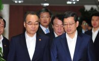 [포토] 의견 교환하는 박재완 장관·김황식 총리