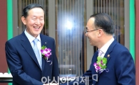 [포토] 박재완 장관 맞이하는 허창수 회장