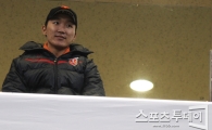 [포토] 신영록 '마음은 그라운드 위를 달리고 있는데'