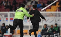 [포토] '축구장의 추격전'