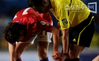 [포토] 손흥민 '(기)성용이형, 괜찮아요?'