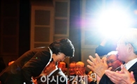[포토] '나경원 머리 위에서 번쩍'