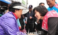 [포토] 시장 상인 손 꼭 잡은 나경원 후보