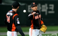 [포토] 사도스키 '황재균, 이번 경기도 명품수비 부탁해'