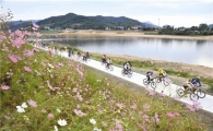 한 귀엔 산바람, 한 귀엔 물바람 '라라라 자전거'