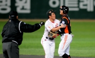 [포토] 정근우 '(홍)성흔이형, 아웃이에요'