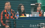 [포토] 야구장 찾은 김사랑 '롯데 팬이에요~'