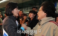[포토] 시민과 악수하는 나경원 후보