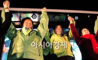 [포토] 박원순-손학규-한명숙 '내일은 승리'
