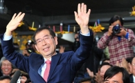 [포토] 손 흔드는 박원순 당선자