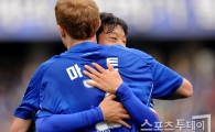 [포토] 염기훈 '마토, 내 프리킥 좋았지'