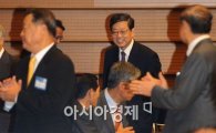 [포토] '받수 받으며 입장하는 김 총리'