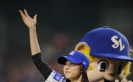 [포토] 김연아 '즐거운 야구 관람 되세요'