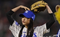 [포토] 김연아 '시구 마친 뒤 깜찍한 하트'
