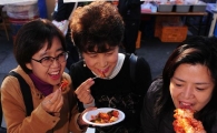 [포토] '김치 먹고 힘내세요'